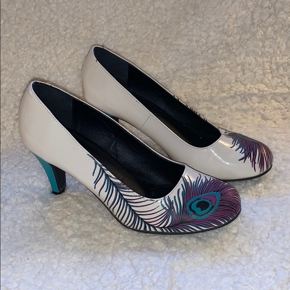 Modcloth Shoes - ModCloth Tuk Proudly Posh Feather Pumps Size 9